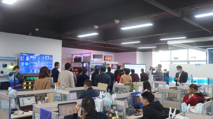 向視察團(tuán)展示智慧廁所系統(tǒng)