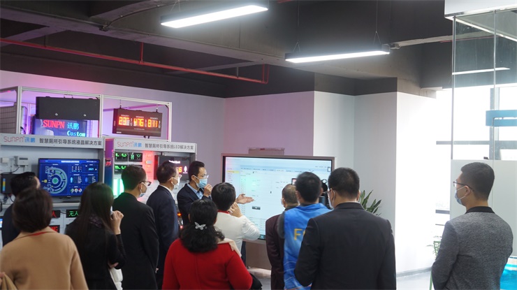 向視察團(tuán)展示OKMES系統(tǒng)