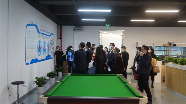 向視察團(tuán)闡述訊鵬企業(yè)文化